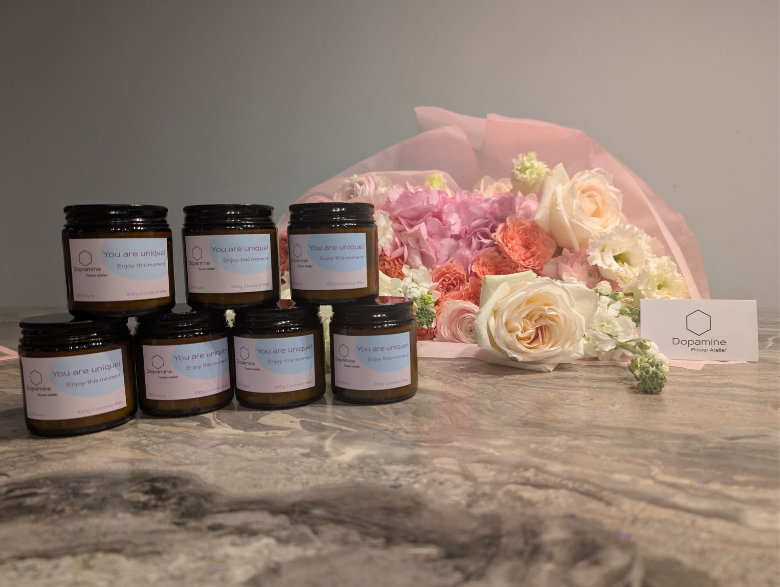 Svíčky Dopamine flower atelier vedle kytice květin